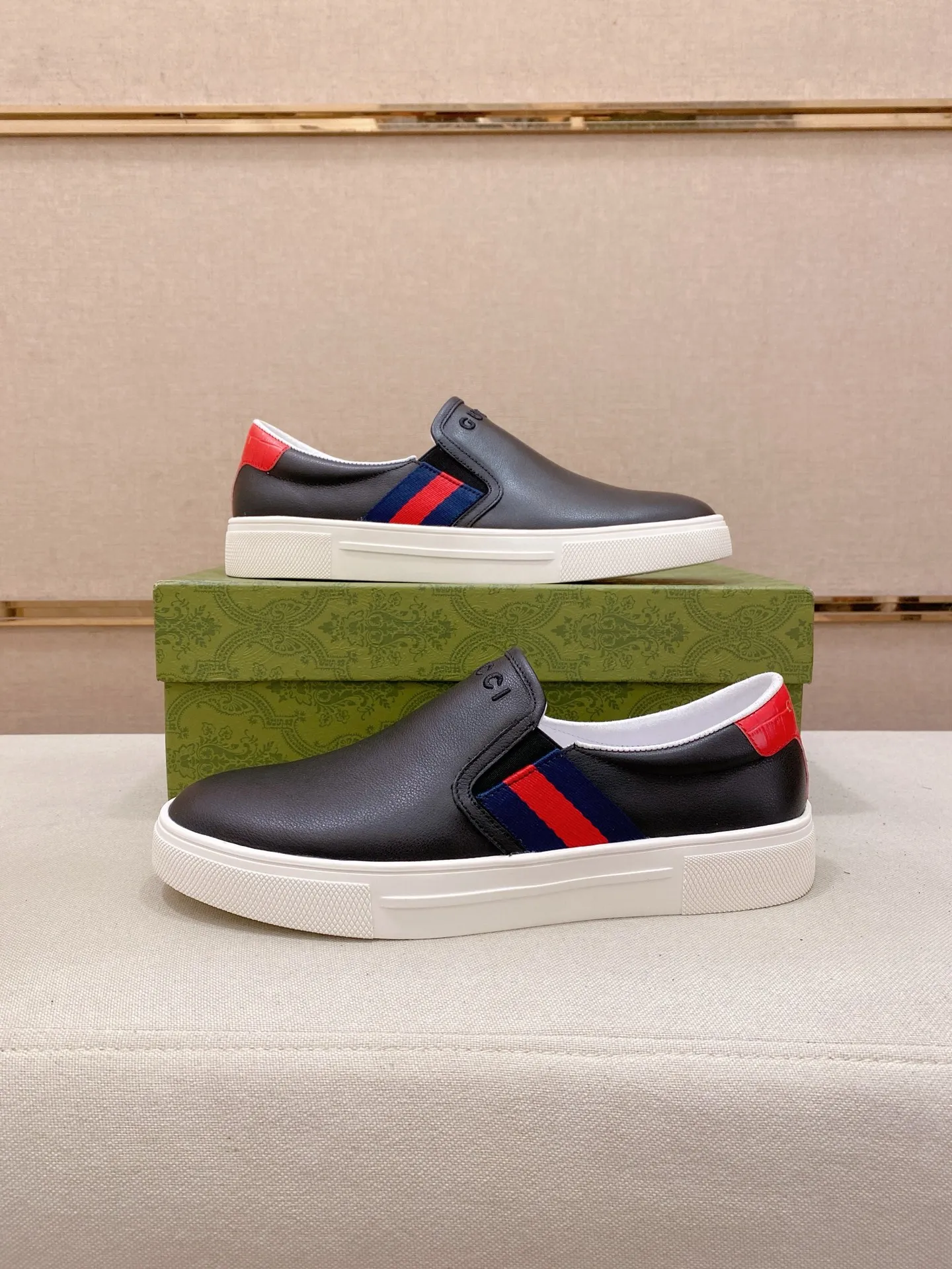 Men's shoes 💰 462💰The new GUCCI (Gucci) counters are launched simultaneously. The new men's shoes, 😘fabrics are selected from imported cowhide, and the lining is sheepskin lining. 👍🏿 High-end ☄️ air-cushion molded anti-slip rubber outsole, exquisite lines, simple and elegant, comfortable and high-end for leisure travel. Code number: 38 to 44 (45 can be customized and cannot be returned or exchanged)
